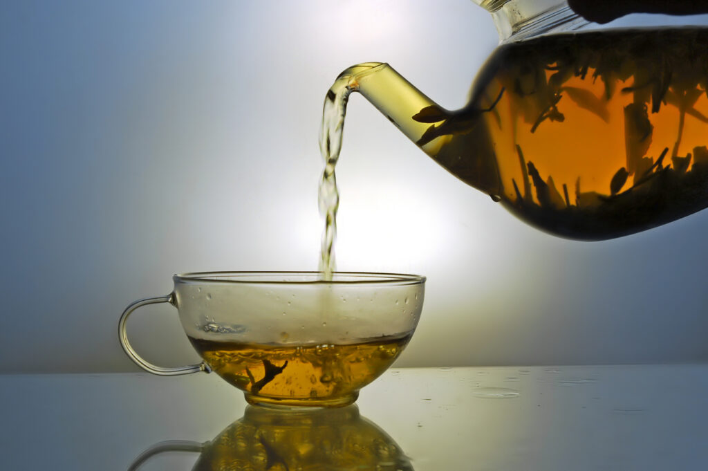 В 100 г чая содержится 280 мг витамина С
