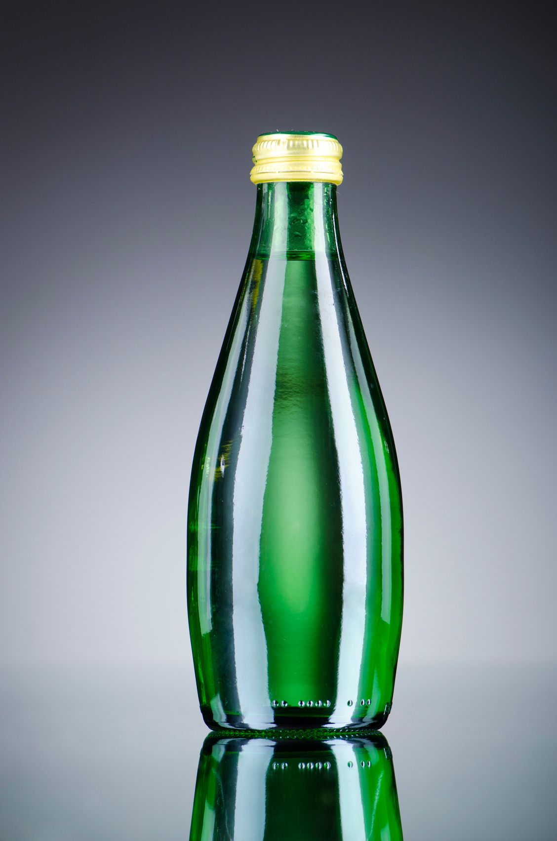 Вода в зеленой стеклянной бутылке. Зеленая бутылкаминеральной вды. В бутылке зеленый. Бутылка стекло 0,5 зеленая.